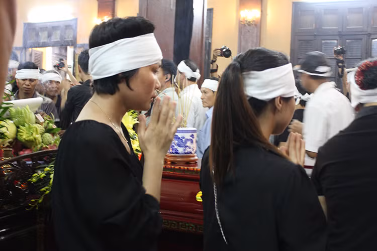 Người thân đi vòng quanh linh cữu để nhìn mặt nghệ sĩ Hán Văn Tình lần cuối.