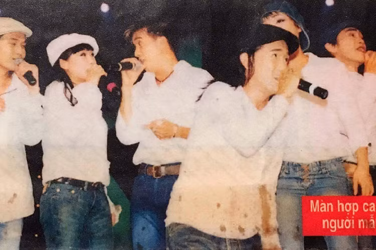 Minh Thuận hợp ca với các người mẫu, ca sĩ. Vào thập niên 90, anh vốn là giọng ca được khán giả yêu mến.