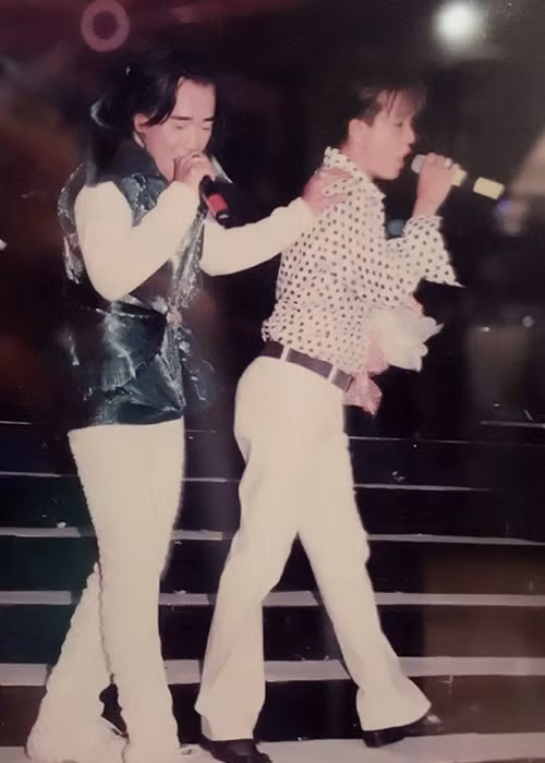 Lúc còn sống, Minh Thuận có mối quan hệ rất thân thiết với Mr Đàm. Cả hai từng không ít lần đứng chung sân khấu.