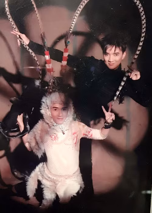 Minh Thuận còn nhiều lần chụp chung bộ ảnh với Đàm Vĩnh Hưng. Ngày trẻ, Minh Thuận có vóc dáng nhỏ nhắn, gương mặt thư sinh.