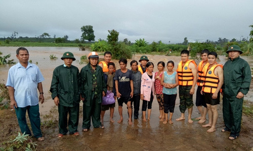 6 nguoi leo len cay tranh con lu du duoc giai cuu