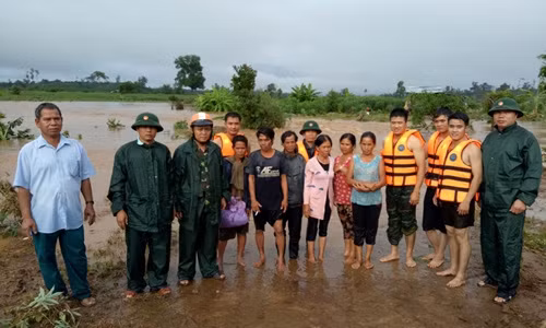 6 nguoi leo len cay tranh con lu du duoc giai cuu