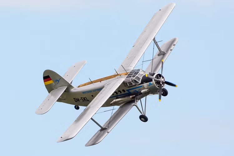 Với An-2, phi công có thể để máy bay trôi lơ lửng bằng cách bay ngược hướng gió, và nếu gió đủ mạnh máy bay có thể bay lùi với tốc độ chậm.