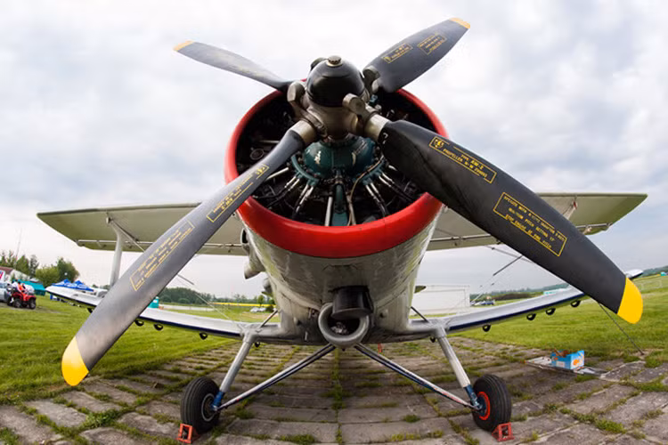 Máy bay được trang bị 1 động cơ Shvetsov ASh-62R công suất 1.000 mã lực (750 kW) cho tốc độ tối đa 258 km/h, trần bay 4.500 m, tầm bay 845 km.