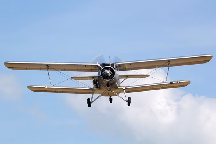 Điểm mấu chốt để máy bay có thể bay lơ lửng và thậm chí bay lùi trong các điều kiện thích hợp nằm trong “mặt cánh tạo thăng bằng” trên cánh máy bay.