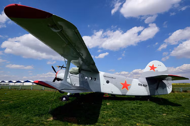 Nó được sử dụng với vai trò như một vận tải cơ hạng nhẹ có thể chuyên chở 12 lính dù.