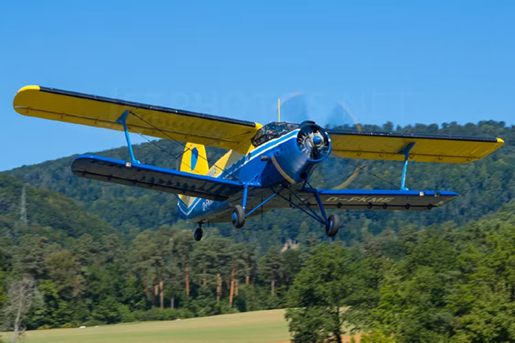 Antonov An-2 dài 12,4 m; sải cánh trên 18,2m; sải cánh dưới 14,2 m.