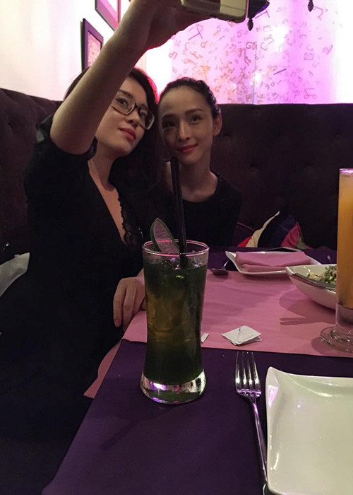 Hai người đẹp song hành cùng nhau trong cả cuộc sống đời thường và công việc. 