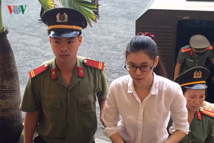 Trong phiên tòa sơ thẩm diễn ra ngày 21/9 vừa qua, giống như Hoa hậu Phương Nga, Thùy Dung cũng phủ nhận cáo buộc. Trước tòa, Thùy Dung khai rằng cô biết rõ mối quan hệ giữa Phương Nga và đại gia Cao Toàn Mỹ cũng như hợp đồng tình ái của hai người này. (Ảnh: VOV) 