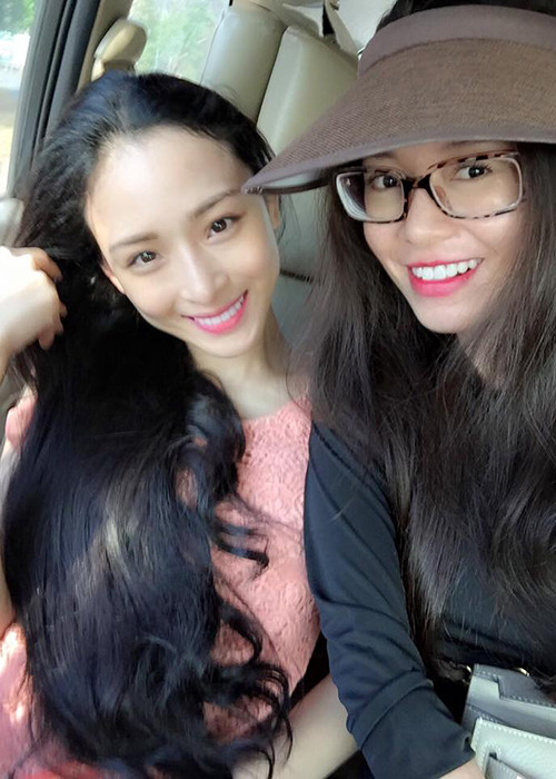 Cô bạn thân của Hoa hậu Phương Nga từng miêu tả bản thân là người con gái thích ăn, xem phim Hong Kong, nấu ăn và cuộc sống tự do tự tại. 