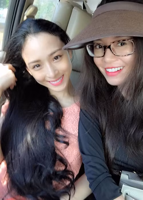 Cô bạn thân của Hoa hậu Phương Nga từng miêu tả bản thân là người con gái thích ăn, xem phim Hong Kong, nấu ăn và cuộc sống tự do tự tại. 