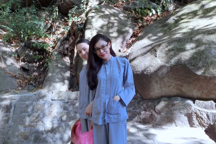 Thùy Dung từng tấm tắc khen ngợi Phương Nga. Cô viết: “Người con gái khiến mình khâm phục nhất là bạn này. Bạn ấy đẹp, suy nghĩ sâu sắc và rất thông minh. Kiến thức sâu rộng, các lĩnh vực trong xã hội bạn ấy đều biết”. 