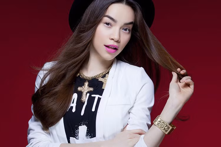 Hồ Ngọc Hà cũng là mỹ nhân Việt chịu nhiều sóng gió khi vướng ồn ào với đại gia. Cụ thể, sau khi ly hôn Cường Đô-la, Hà Hồ vướng nghi vấn hẹn hò đại gia kim cương Chu Đăng Khoa - người đàn ông đã có gia đình. 