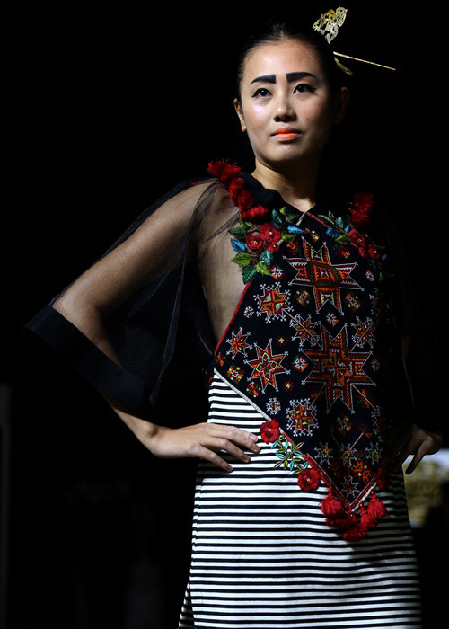 Qua BST “Hơi thở từ núi rừng Việt Nam”, nhà thiết kế mong muốn thể hiện rõ nét một Việt Nam của ngày hôm nay. 