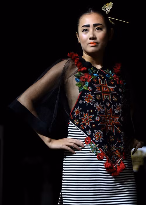 Qua BST “Hơi thở từ núi rừng Việt Nam”, nhà thiết kế mong muốn thể hiện rõ nét một Việt Nam của ngày hôm nay. 