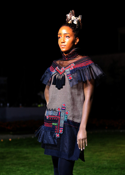 Các thiết kế cho thấy không còn khoảng cách giữa Đông - Tây, giữa truyền thống - hiện đại, chỉ còn lại hơi thở thời đại đủ mạnh để tạo ra những phong cách sống mang giá trị bền vững. 