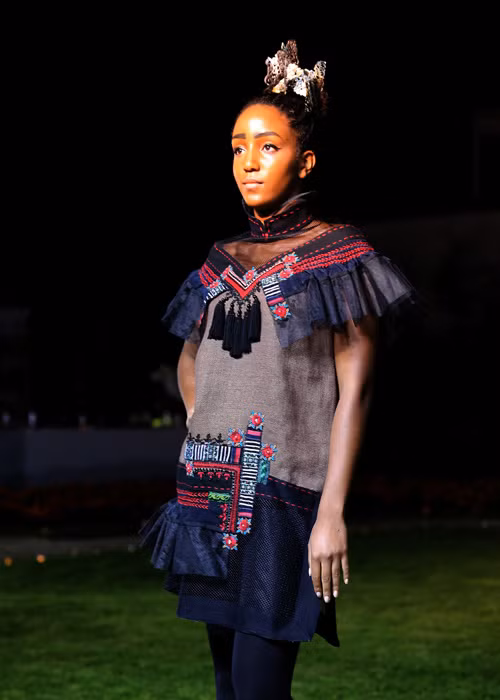 Các thiết kế cho thấy không còn khoảng cách giữa Đông - Tây, giữa truyền thống - hiện đại, chỉ còn lại hơi thở thời đại đủ mạnh để tạo ra những phong cách sống mang giá trị bền vững. 