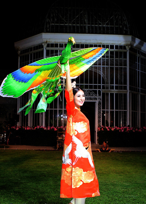 Trình diễn các mẫu trang phục của NTK Minh Hạnh là Hoa hậu Ngọc Hân cùng một số người mẫu Việt và Pháp. 