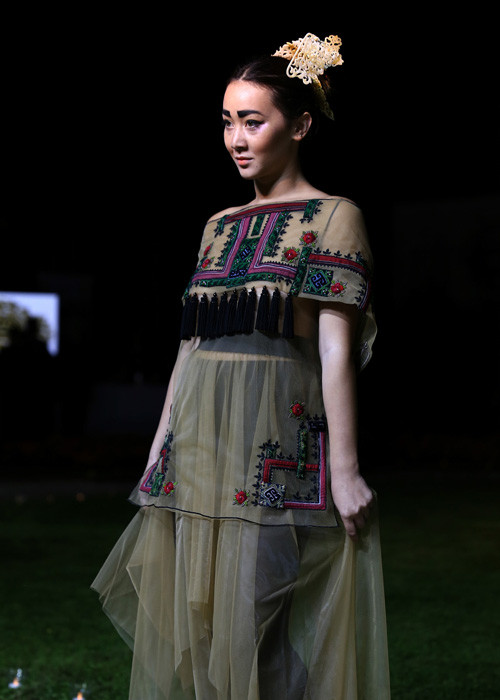 Được biết, các khách mời của show diễn gồm có những chính khách Việt Nam và Pháp hoạt động trong lãnh vực văn hóa, du lịch và ngoại giao, các doanh nhân Pháp Việt và giới hoàng tộc Pháp.