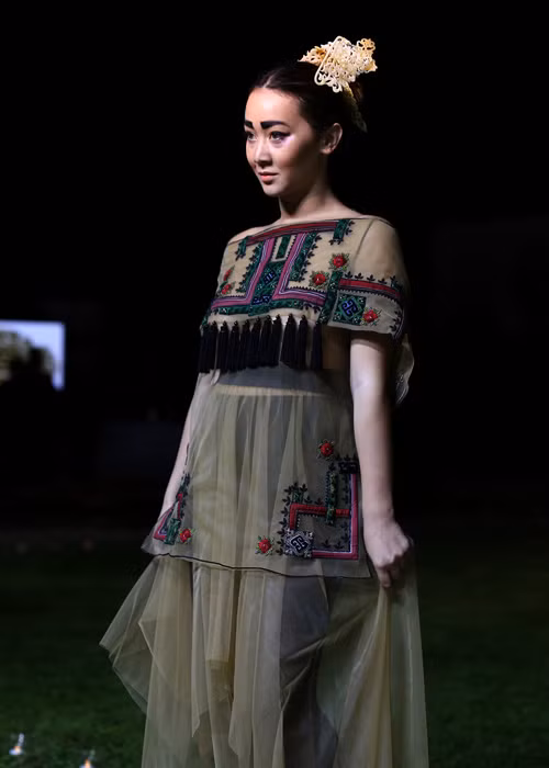 Được biết, các khách mời của show diễn gồm có những chính khách Việt Nam và Pháp hoạt động trong lãnh vực văn hóa, du lịch và ngoại giao, các doanh nhân Pháp Việt và giới hoàng tộc Pháp.