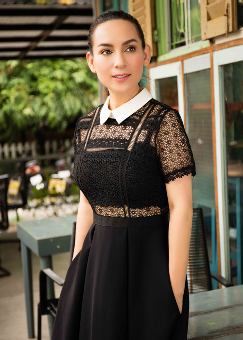 Nữ ca sĩ hải ngoại tươi rói trong bộ ảnh thời trang xuống phố. 