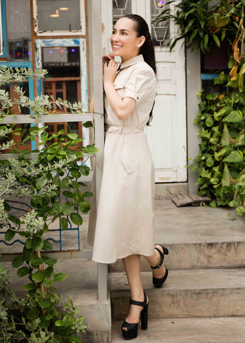 Trong bộ ảnh mới, giọng ca “Áo mới Cà Mau” lựa chọn trang phục của hai nhà thiết kế: Thủy Nguyễn và Võ Ngọc Sơn. 