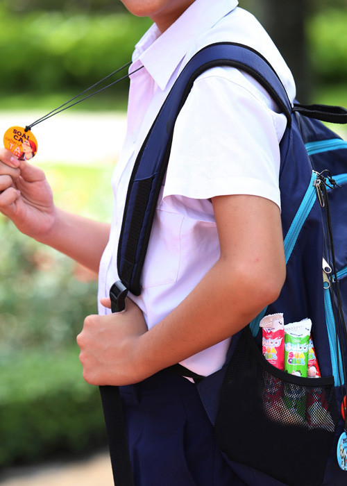 Ngoài đeo cổ, dây đeo còn có thể đeo trên ba lô và cặp nữa đó