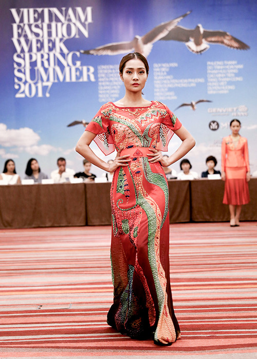 Trong khi đó, NTK Đỗ Trịnh Hoài Nam lần đầu giới thiệu một BST không phải là áo dài. Anh đã vận dụng khéo léo kỹ thuật thêu vào thiết kế rất nữ tính mà vẫn giữ được nét kiêu sa, thanh thoát. 