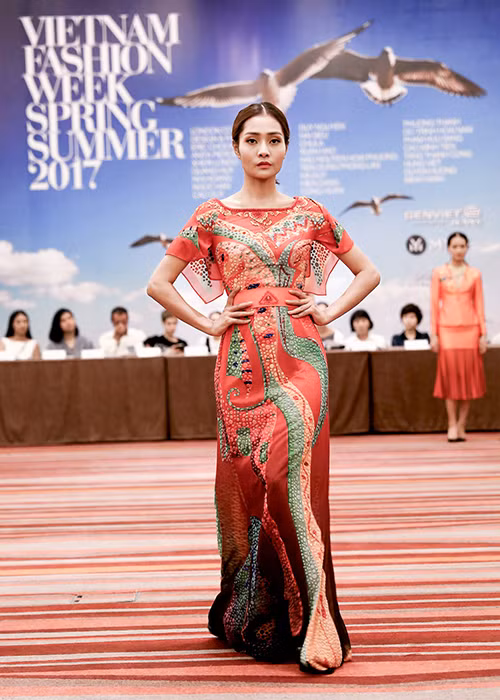 Trong khi đó, NTK Đỗ Trịnh Hoài Nam lần đầu giới thiệu một BST không phải là áo dài. Anh đã vận dụng khéo léo kỹ thuật thêu vào thiết kế rất nữ tính mà vẫn giữ được nét kiêu sa, thanh thoát. 