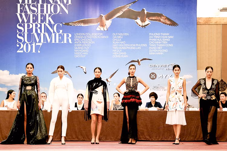 Chiều 26/9, buổi họp báo giới thiệu Vietnam Fashion Week Spring Summer 2017 ( Tuần lễ Thời trang Việt Nam Xuân Hè 2017) đã diễn ra ở Hà Nội.