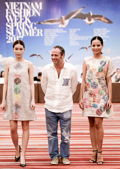 Việc mời các nhà thiết kế ngoại quốc cũng là quy luật trong sự chuyển động tích cực của thời trang thế giới và chiến lược phát triển của thời trang Việt Nam. 