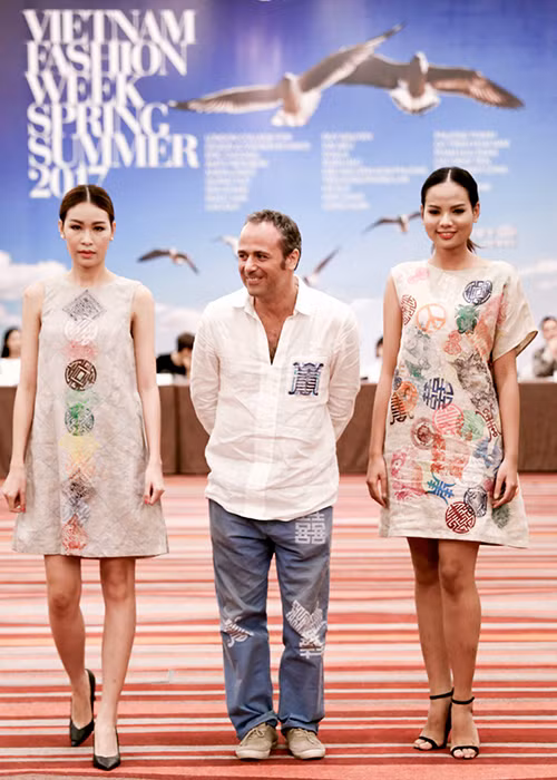Việc mời các nhà thiết kế ngoại quốc cũng là quy luật trong sự chuyển động tích cực của thời trang thế giới và chiến lược phát triển của thời trang Việt Nam. 