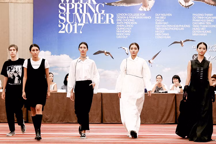 Chương trình năm nay có sự tham gia của 24 NTK Việt và 3 NTK ngoại quốc trong đó có 2 NTK đến từ Italy tên Anita Pierobon và Xheri Londo (hai người ngoài cùng bên trái) theo lời mời của Hội đồng thời trang Italy - Việt.