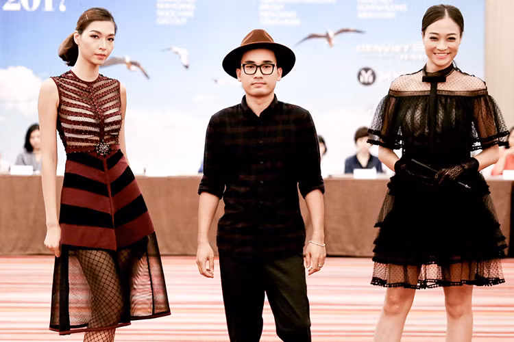Được biết, 1000 mẫu Xuân Hè 2017 mới nhất của 24 nhà thiết kế Việt Nam sẽ được giới thiệu trong 4 đêm này.