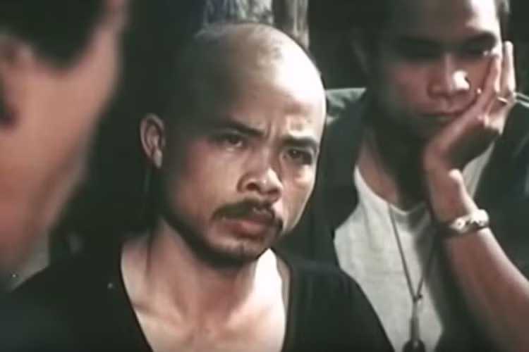 Ngoài ra, nhờ đôi mắt biết nói, nam nghệ sĩ sinh năm 1957 còn được giao các vai “Lão trọc” trong phim nhựa “Canh bạc” và Vàng Đọ trong bộ phim nhựa “Vụ áp phe Đông Dương” dù chưa có nhiều kinh nghiệm ở lĩnh vực này. 