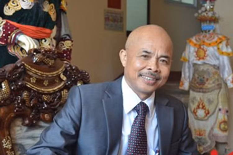 Năm 2001, anh đã được phong tặng danh hiệu nghệ sĩ ưu tú. Trong một bài phỏng vấn năm 2015, nghệ sĩ Hán Văn Tình từng chia sẻ, anh vẫn luôn cố gắng phấn đấu để được phong tặng danh hiệu nghệ sĩ nhân dân. Trong tay anh lúc đó đã có 2 huy chương bạc hội diễn. (Ảnh: Vietnamnet) 