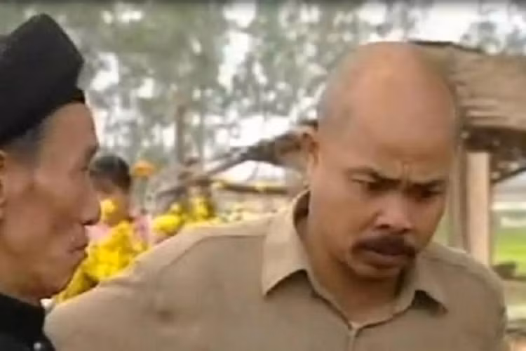 Nghệ sĩ Hán Văn Tình tỏa sáng không chỉ trên sân khấu tuồng mà còn trên phim ảnh. Ở lĩnh vực phim truyền hình, anh từng đóng vai Chu Văn Quềnh trong “Đất và người”, Tuần trong “Người thổi tù và hàng tổng”, ông chủ nhà trọ trong “Phía trước là bầu trời”, Sở trong “Bão qua làng”. 