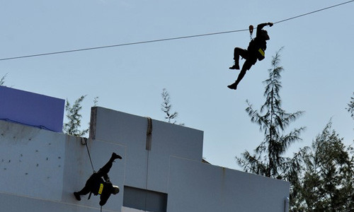 Cảnh sát dùng loa kêu gọi nhóm khủng bố đầu hàng để được hưởng chính sách khoan hồng; yêu cầu không làm hại con tin. Đáp lại, nhóm khủng bố bắn nhiều phát súng ra bên ngoài thị uy và đưa ra yêu sách phải thả ngay 6 đồng bọn của chúng đã bị bắt giữ trước đó, cung cấp 1 xe 16 chỗ ngồi, ba xuồng cao tốc cùng 3 triệu USD để chúng trốn thoát ra nước ngoài bằng đường biển. 