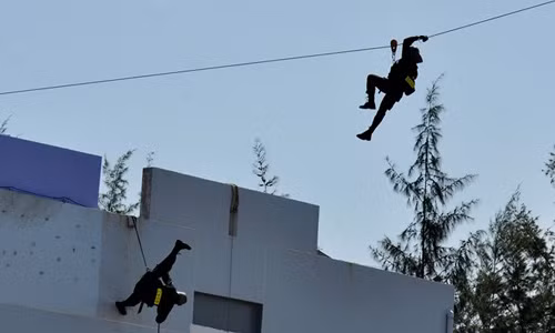 Cảnh sát dùng loa kêu gọi nhóm khủng bố đầu hàng để được hưởng chính sách khoan hồng; yêu cầu không làm hại con tin. Đáp lại, nhóm khủng bố bắn nhiều phát súng ra bên ngoài thị uy và đưa ra yêu sách phải thả ngay 6 đồng bọn của chúng đã bị bắt giữ trước đó, cung cấp 1 xe 16 chỗ ngồi, ba xuồng cao tốc cùng 3 triệu USD để chúng trốn thoát ra nước ngoài bằng đường biển. 