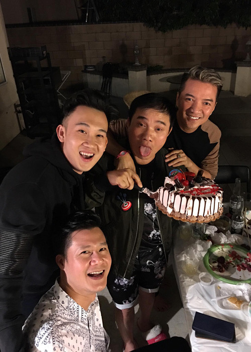Giọng ca "Chim sáo ngày xưa" hạnh phúc cắt bánh kem bên Quang Dũng, Đàm Vĩnh Hưng và Dương Triệu Vũ.