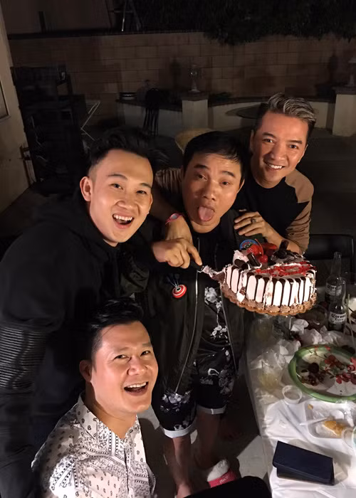Giọng ca "Chim sáo ngày xưa" hạnh phúc cắt bánh kem bên Quang Dũng, Đàm Vĩnh Hưng và Dương Triệu Vũ.