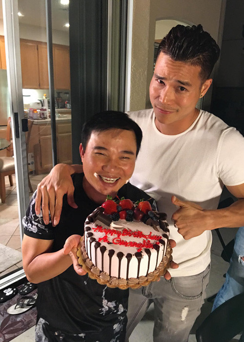 Quang Linh chụp ảnh kỷ niệm cùng nam người mẫu Tiến Đoàn tại bữa tiệc mừng tuổi 51.