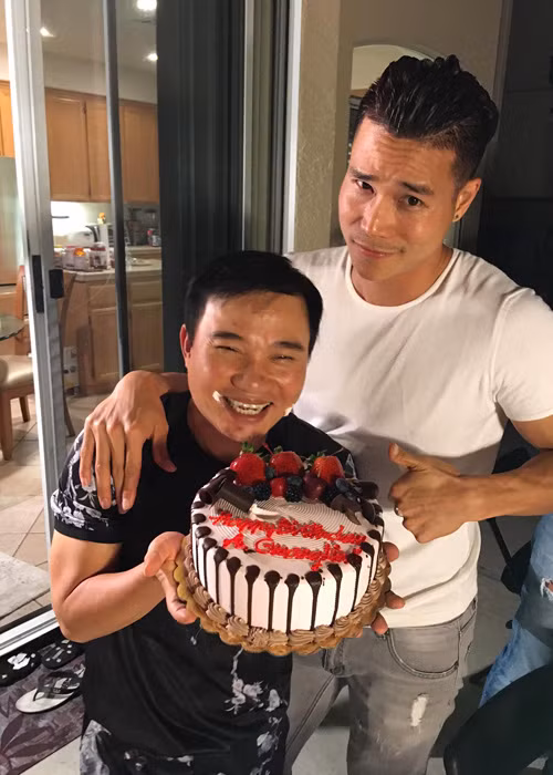 Quang Linh chụp ảnh kỷ niệm cùng nam người mẫu Tiến Đoàn tại bữa tiệc mừng tuổi 51.