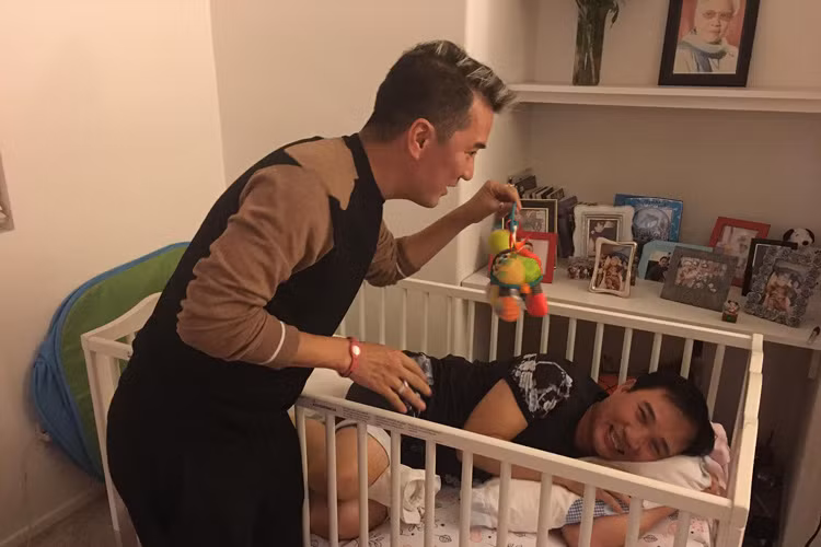 Mr Đàm và Quang Linh còn có khoảnh khắc vô cùng hài hước. Trong ảnh, Quang Linh nằm trong nôi như em bé còn Đàm Vĩnh Hưng làm động tác đang dỗ trẻ nhỏ.