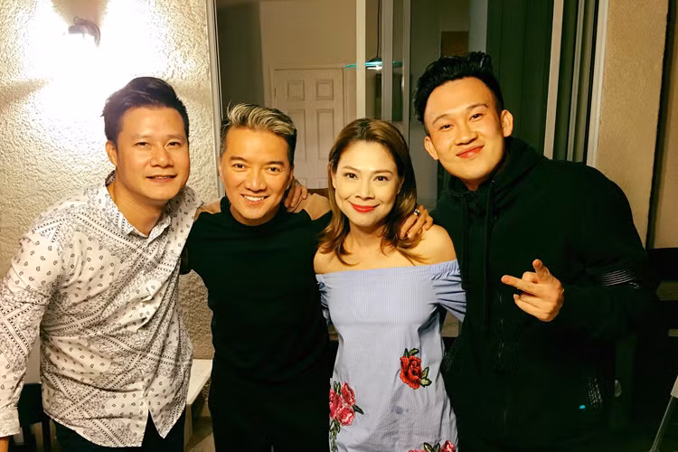 Đàm Vĩnh Hưng, Quang Dũng và Dương Triệu Vũ vui vẻ bên chủ nhà Thanh Thảo.