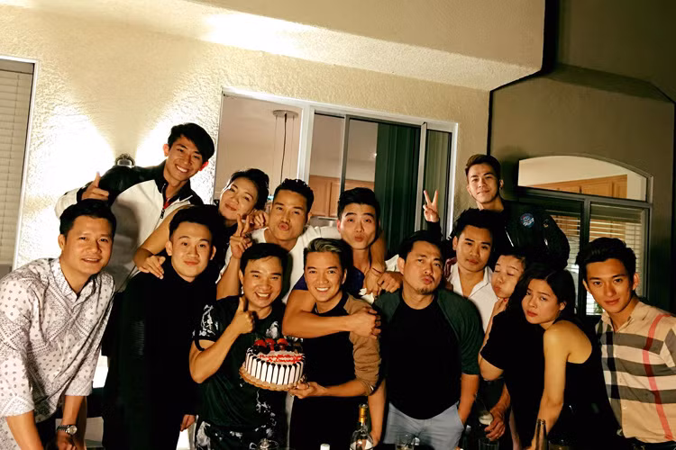 Đặc biệt, các nghệ sĩ còn ăn mừng sinh nhật ca sĩ Quang Linh (thứ ba từ trái sang) tại nhà riêng của "Búp bê" Thanh Thảo.