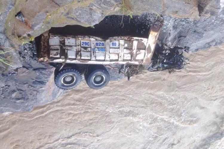 Ông Nguyễn Thanh Tùng - Trưởng ban quản lý thủy điện Nhạn Hạt cho biết, sáng 14/9, tại công trường thủy điện Nhạn Hạt nước lũ cuốn trôi nhiều máy móc, thiết bị. Công trình bị hư hại nặng. Hiện tại, các thiết bị, máy móc này vẫn chưa được trục vớt lên do nước lũ vẫn chưa hạ xuống. 