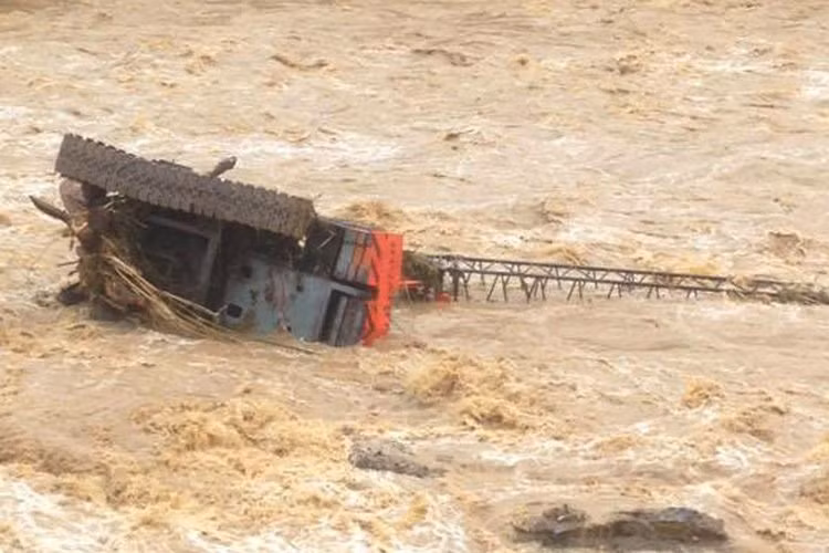 Trao đổi với PV VietNamNet,Chủ tịch UBND huyện Quế Phong Lê Văn Giáp cho biết, nước lũ dâng lên không bằng năm 2007, tuy nhiên sức tàn phá thì nhanh và lớn hơn. 