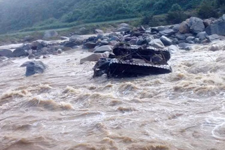 Được biết, công trình thủy điện Nhạn Hạt đang trong quá trình xây dựng cơ bản và dự kiến năm 2018 mới bắt đầu cho tích nước. Nhiều hạng mục thi công ở nhà máy thủy điện bị nước lũ làm hư hỏng nặng. 