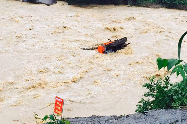 Riêng địa bàn huyện Quế Phong thiệt hại khá nặng nề. Thi thể 2 người mất tích gồm ông Vi Văn Kinh (SN 1933, trú tại bản Đỏn Chám, xã Mường Nọc) và ông Lương Văn Thắng (SN 1981, trú tại bản Na Ca xã Tri Lễ) đã được tìm thấy. Mỗi trường hợp được huyện hỗ trợ 5 triệu đồng mai táng. 